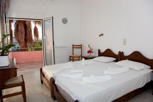 Кровать или кровати в номере Anatoli Beach Hotel