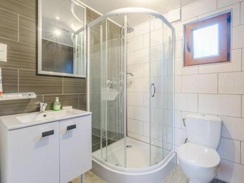 a bathroom with a shower and a toilet and a sink at Zielona Dolina Rusinowo in Rusinowo