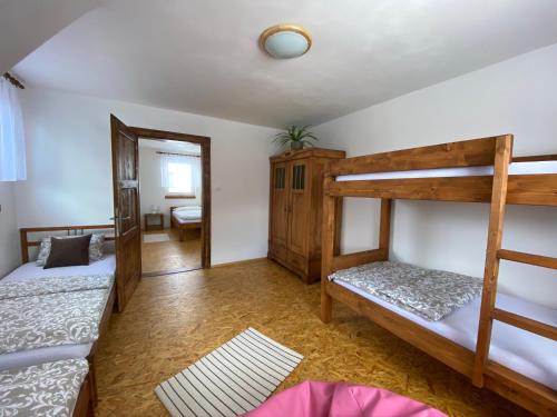Двухъярусная кровать или двухъярусные кровати в номере Chalupa k pronajmutí Krásná Lípa u Rumburka