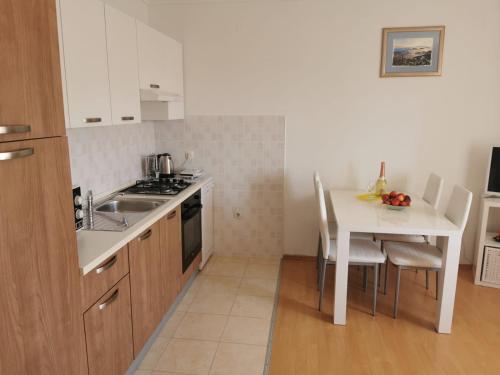 cocina con fregadero y mesa con sillas en Apartment Branka Kustura, en Hvar