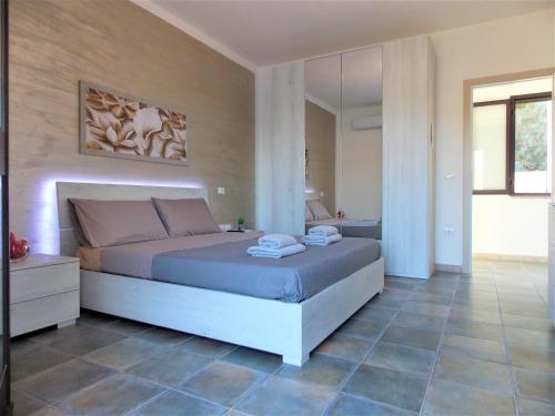 ein Schlafzimmer mit einem großen Bett in einem Zimmer in der Unterkunft Bellagio in Castelsardo