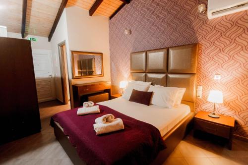 Ένα ή περισσότερα κρεβάτια σε δωμάτιο στο Ξενοδοχείο Τορύνη