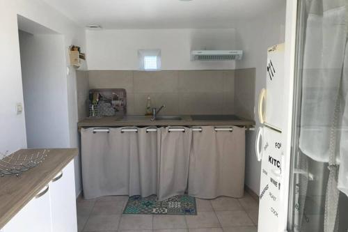 une cuisine avec un évier et un plan de travail dans l'établissement Cottage Centulois, à Saint-Riquier