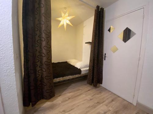 einen Flur mit einem Zimmer mit einem Bett und einem Stern in der Unterkunft Orrianes'home in Les Orres