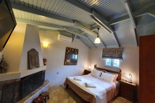 A bed or beds in a room at Villa Aliki