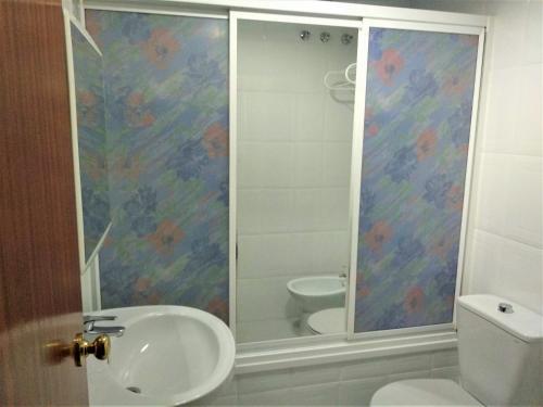 セネス・デ・ラ・ベガにあるNevada Apartamentsのバスルーム(洗面台、トイレ付)