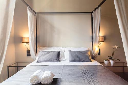 Una cama o camas en una habitación de Le Royal