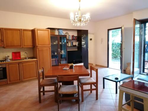a kitchen with a wooden table and a dining room at Little Star Pioppa in Riondi