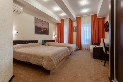 Säng eller sängar i ett rum på Hotel Kamergersky