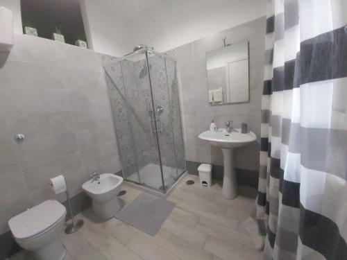 uma casa de banho com um chuveiro, um WC e um lavatório. em Casa Bruna em Pimonte