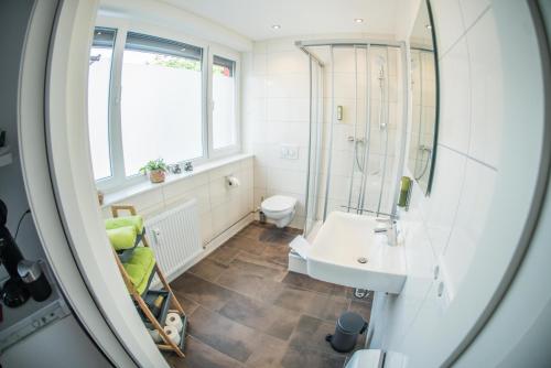 a bathroom with a sink and a mirror at CityApartements FN2-FN4 KLIMATISIERT in Friedrichshafen