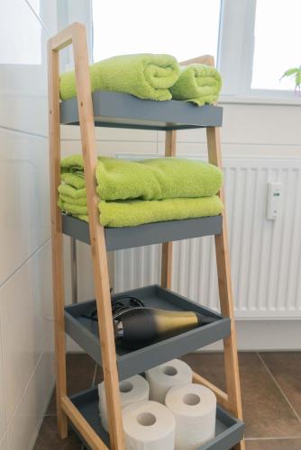 a wooden ladder with a towel and rolls of toilet paper at CityApartements FN2-FN4 KLIMATISIERT in Friedrichshafen