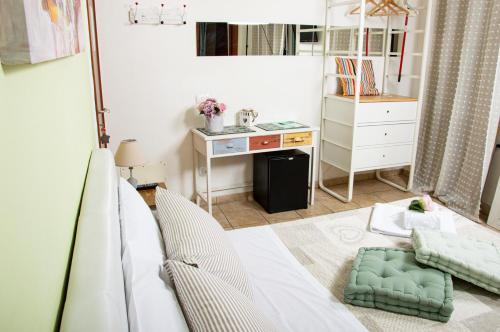 ein Wohnzimmer mit einem Bett und einem Schreibtisch in der Unterkunft B&B Le Camere di Livia in Siena