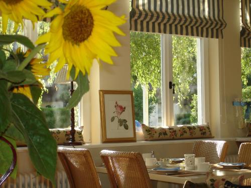 a dining room with a table with a sunflower at Bayrischer Hof Wohlfühl - Hotel Saarbrücken in Saarbrücken