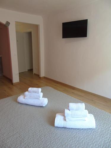 a room with three white towels on a carpet at Affittacamere SveMilla in Brugnato