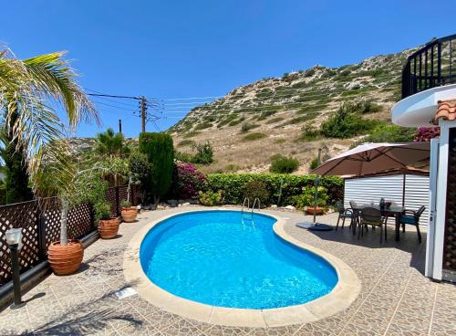 Piscina en o cerca de VILLA ALICIA with priv pool, beautiful garden and shady veranda- 5 min to the beach