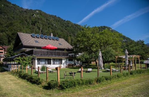 Rooms Malina I Peaceful Stay Near Bled & Mountain Views