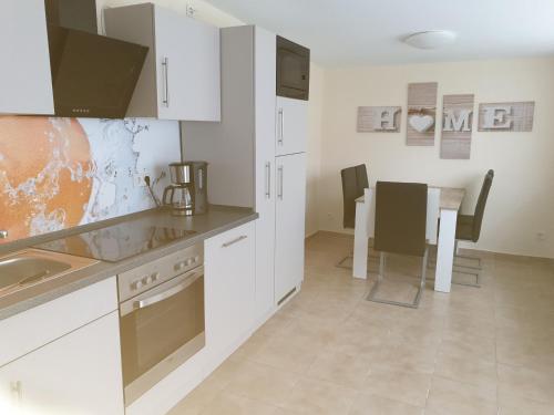 Kuchyň nebo kuchyňský kout v ubytování Ferienwohnung Sandra