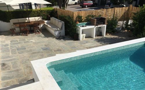 a swimming pool in a yard with a table and a bench at Altura LP Sunny House in Altura