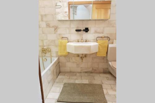 Ένα μπάνιο στο Bezauberndes Haus für erholsame Ferien im Puschlav