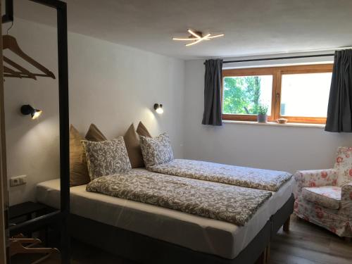- une chambre avec un lit et une fenêtre dans l'établissement Ferienwohnung Stoablick - barrierefrei mit Bergblick, à Bad Goisern