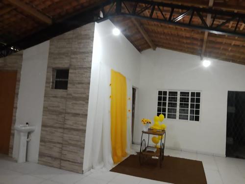 une chambre avec une porte jaune et une table dans l'établissement Miguel Sousa Festas, Eventos e Confraternizações, à Socopo