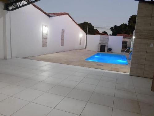 - une piscine au milieu d'un bâtiment blanc dans l'établissement Miguel Sousa Festas, Eventos e Confraternizações, à Socopo