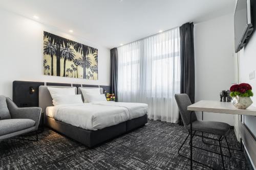 Un pat sau paturi într-o cameră la Libarty Hotels