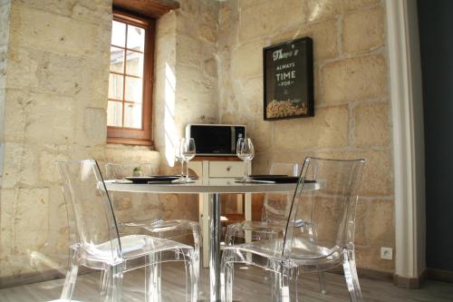 une table et des chaises dans une pièce avec un mur dans l'établissement Perhistorique, à Périgueux