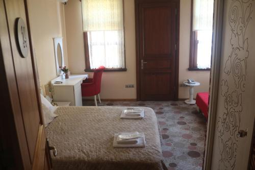 una camera con un letto con due piatti sopra di Yalı Butik Otel a Büyükada