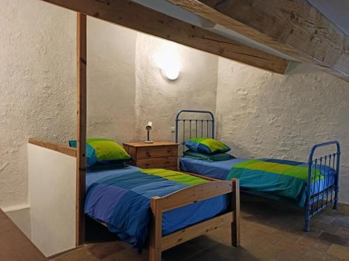 Een bed of bedden in een kamer bij Gite les Volets Verts