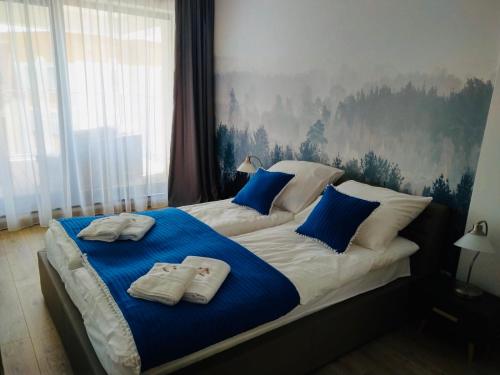 sypialnia z łóżkiem i dwoma ręcznikami na nim w obiekcie Apartament Złota Brama w mieście Ełk