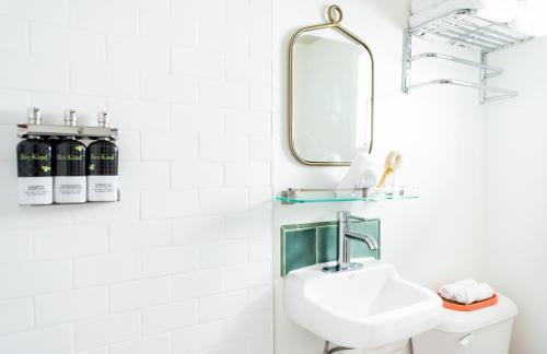 uma casa de banho com um lavatório e um espelho em Royal Palms Motel em Tybee Island