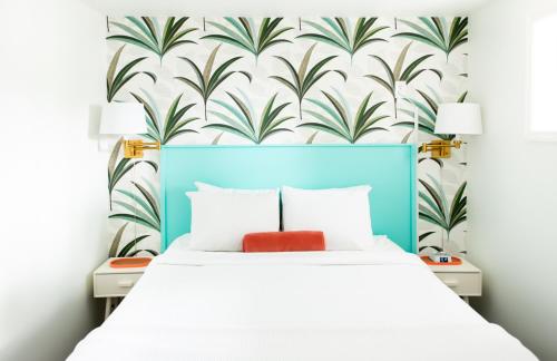 Tempat tidur dalam kamar di Royal Palms Motel