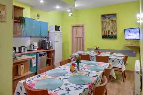 ein Esszimmer mit einem Tisch und Stühlen in einer Küche in der Unterkunft In Astra in Vilnius