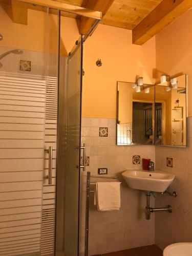 ミラッツォにあるVentodiMilazzo - Studio Loftのバスルーム(ガラス張りのシャワー、シンク付)