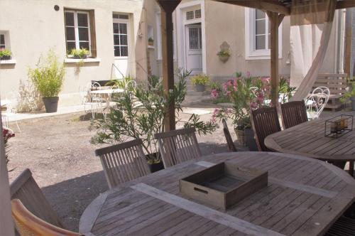 a wooden table with chairs and a wooden box at LE JABLOIRE in Florent-en-Argonne