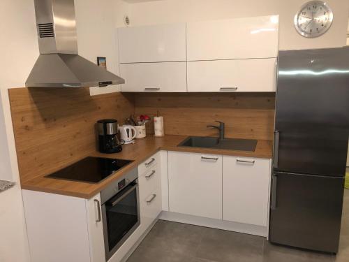 Kuchyňa alebo kuchynka v ubytovaní Apartment Lea