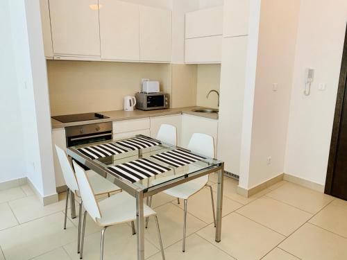 Η κουζίνα ή μικρή κουζίνα στο Lavender Bay Apartment F7
