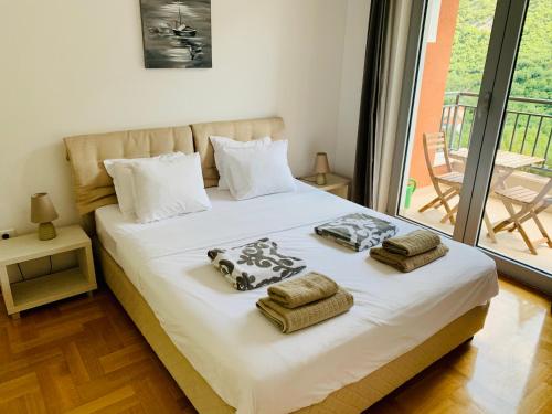 sypialnia z łóżkiem z ręcznikami w obiekcie Lavender Bay Apartment F7 w mieście Donji Morinj