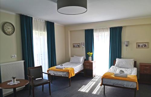 Posteľ alebo postele v izbe v ubytovaní Hotel Przy Solankach