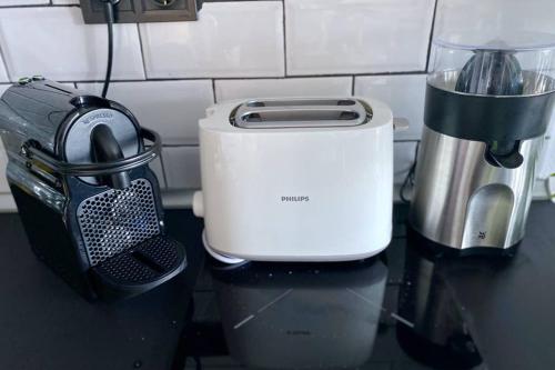 a counter top with a blender and a mixer at Miravent Terraza y Jardin Frente al mar Menorca in Fornells