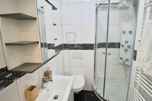 La salle de bains est pourvue d'une douche, d'un lavabo et de toilettes. dans l'établissement Fantastische Moderne und Zentrale Wohnung mit Balkon, à Mannheim