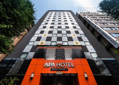 un edificio alto con un letrero de hotel en él en APA Hotel Ueno Hirokoji, en Tokio