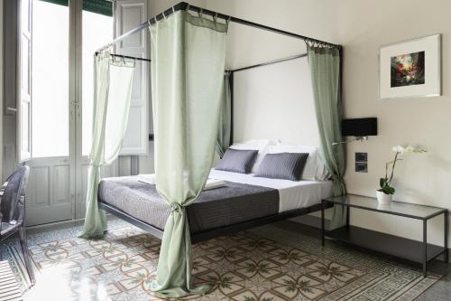 Una cama o camas en una habitación de Le Royal