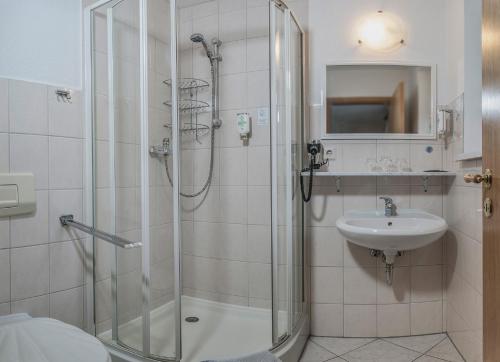 a bathroom with a shower and a sink at Land-gut-Hotel Cafe Meier in Kurort Oybin