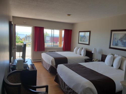 ein Hotelzimmer mit 2 Betten und einem Fenster in der Unterkunft Island View Lodge in Powell River