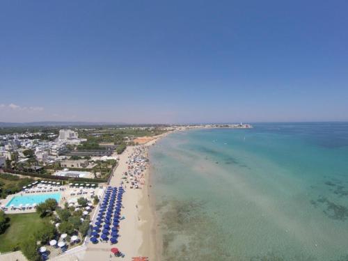 an aerial view of a beach with chairs and umbrellas at Vacanze in Puglia in Pezze di Greco