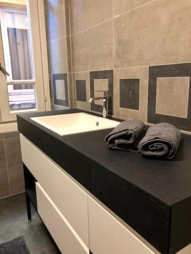 a bathroom with a large white sink with towels on it at Casa Elisabetta, affacciata sul golfo in Salò
