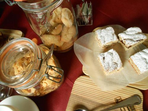 a table with a jar of food and a plate of bread at Agriturismo La Casa Nei Boschi in Colderù
